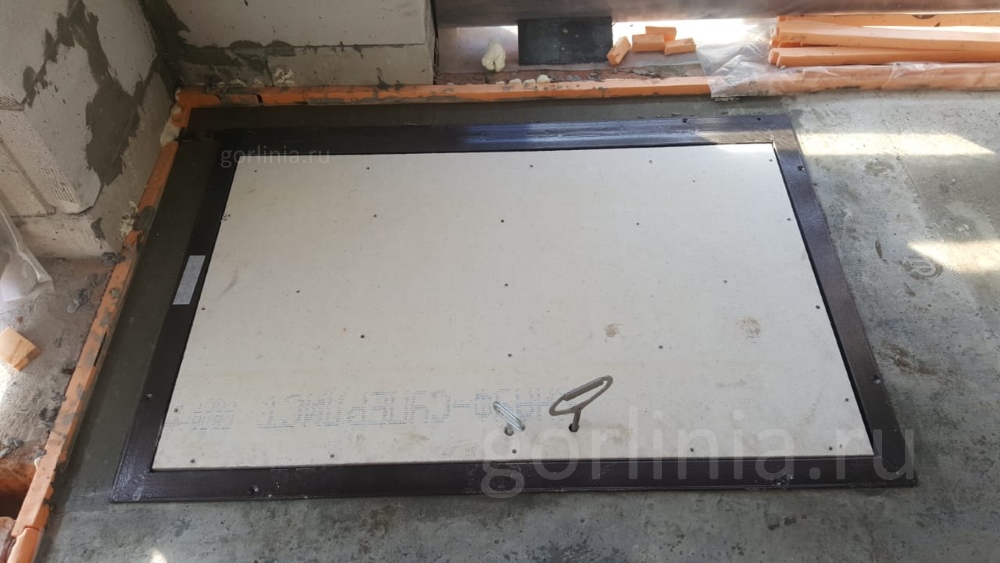 Правильно установленный в проеме люк до отделки полов